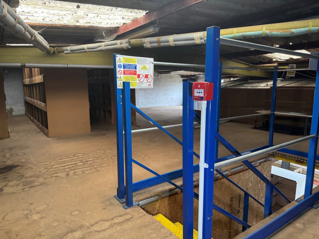 Lot: 76 - FREEHOLD VACANT TWO STOREY COMMERCIAL UNIT WITH GATED YARD -